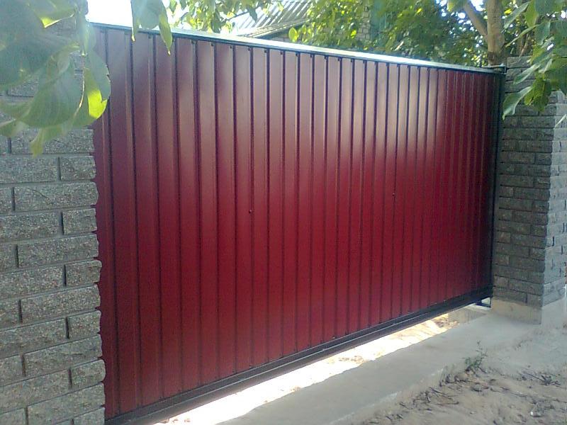 Забор из красного профилированного листа